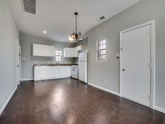 Building Photo - Jewel St- Duplex