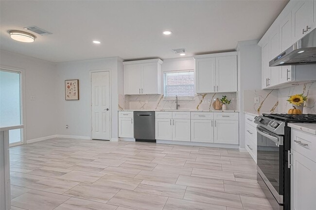 Building Photo - 5914 Clerkenwell Dr