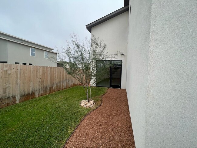 Building Photo - 202 Deer Path Lp