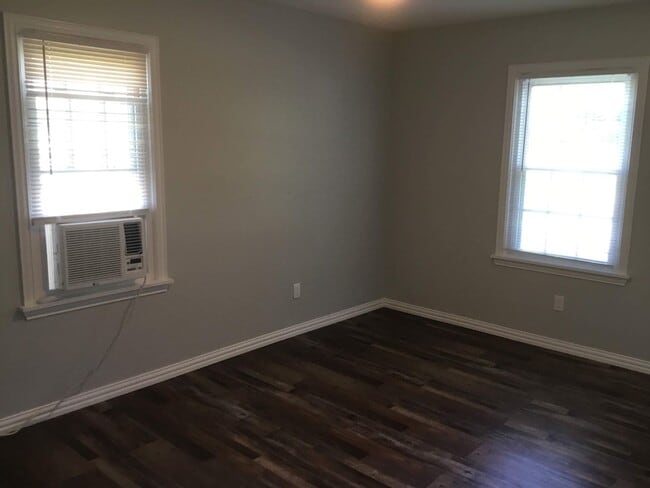 Building Photo - Completely remodeled 1 bedroom, 1 bath duplex! Half off on the first month!