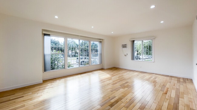 Building Photo - 5701 S San Vicente Blvd