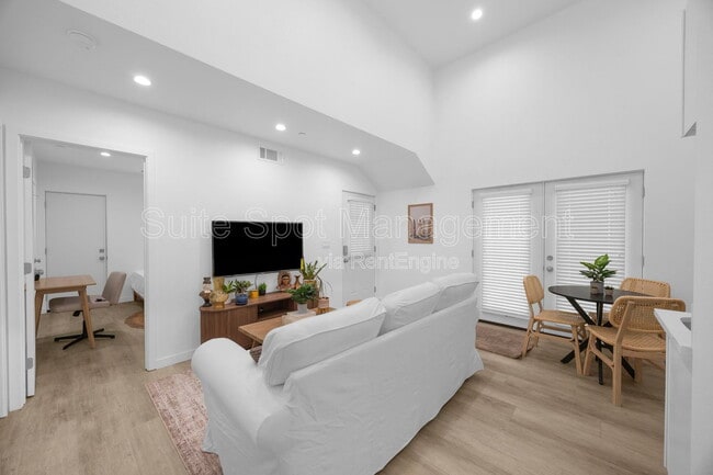 Building Photo - 308 N Catalina Ave