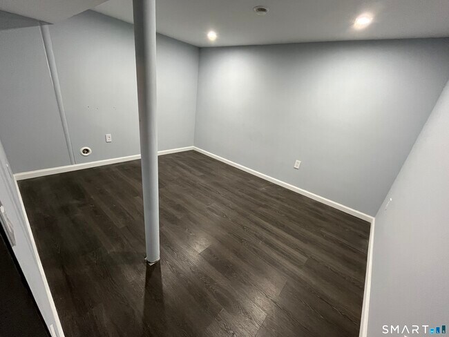 Building Photo - 635 Booth Hill Rd
