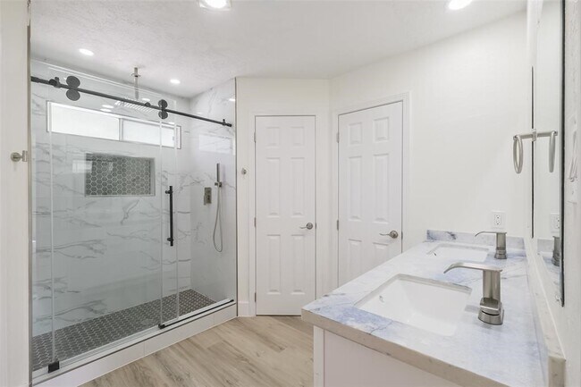 Building Photo - 1311 Sand Stone Dr