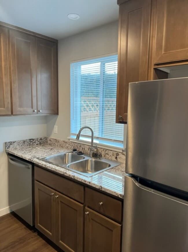 Building Photo - Newer and Updated Townhome in the Heart of...