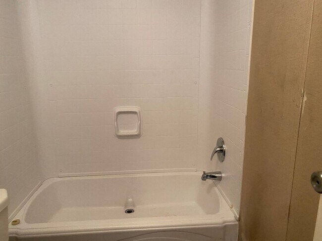 Building Photo - 2 Bedrooms, 2 Bathrooms - Home in Cedar Bluff!