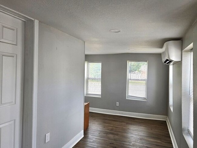 Building Photo - Cute 1 Bedroom Apartment In Eagle Lake