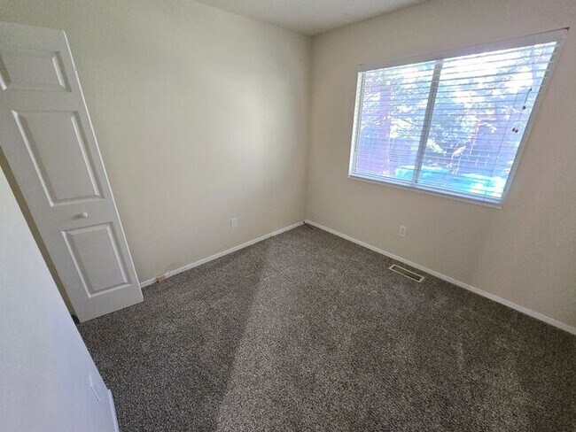 Building Photo - Inviting 3-bedroom Home in Established Spa...