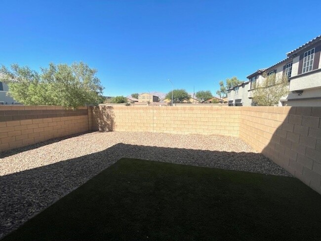 Building Photo - Gorgeous 2 Story Townhome Ready in Gated C...