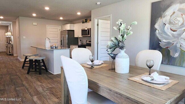 Building Photo - "Charming 3-Bedroom Home with 2 Full Baths...