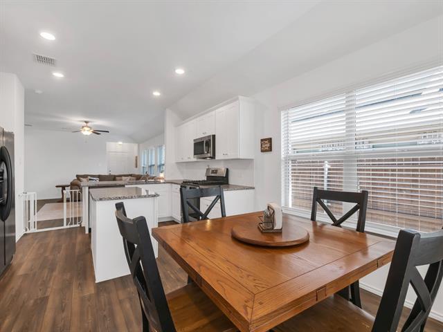 Building Photo - 2913 Meadowlands Dr