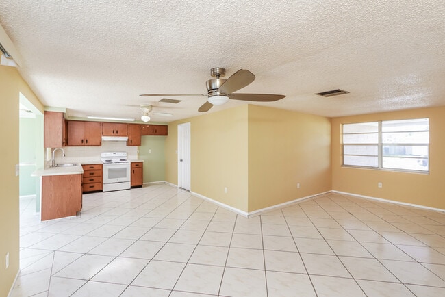 Building Photo - 3724 Redwood Dr