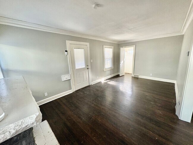Building Photo - Spacious 2BR + Den with Hardwood Floors