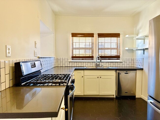 Building Photo - 2130 W 29th Pl