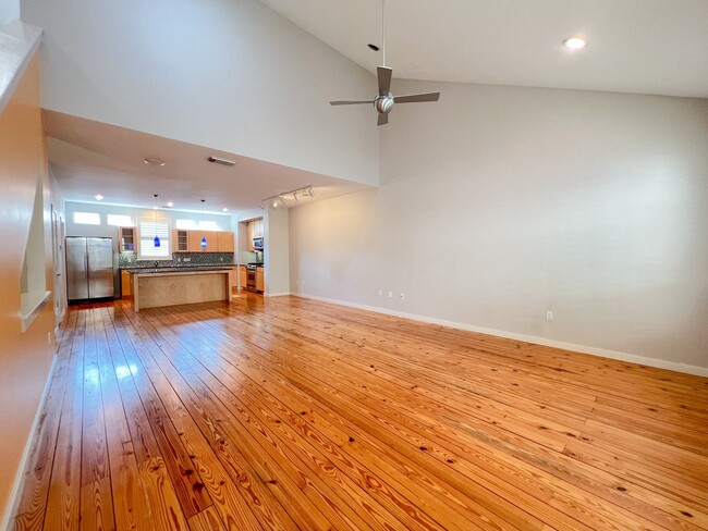 Building Photo - 1205 Kinney Ave