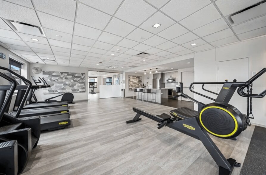 Building Photo - 77 W Huron St