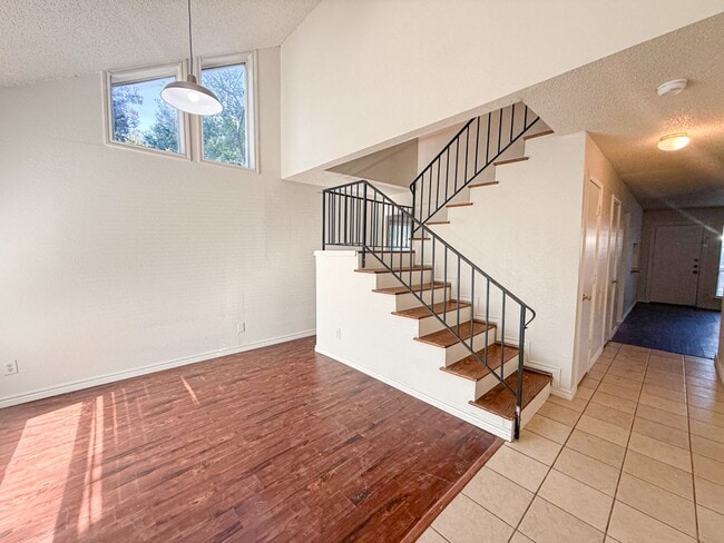 Building Photo - 612-614 Towne House Ln