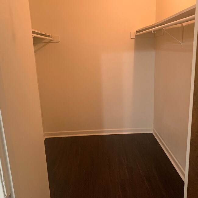 Building Photo - Spacious 3 bedroom 2 Full baths townhouse.