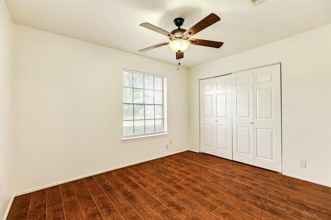 Building Photo - 10506 Green Valley Ln