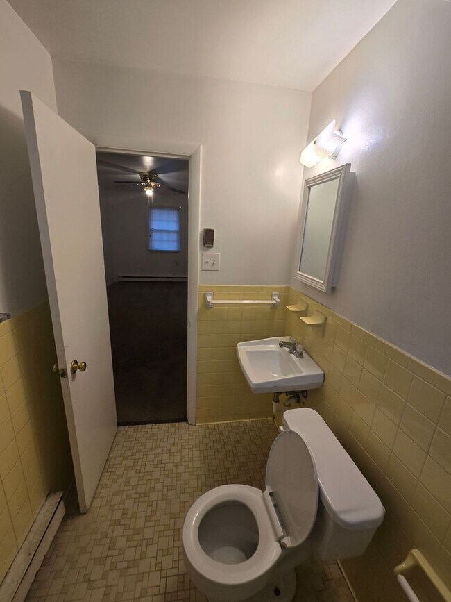 Building Photo - 1 bedroom duplex