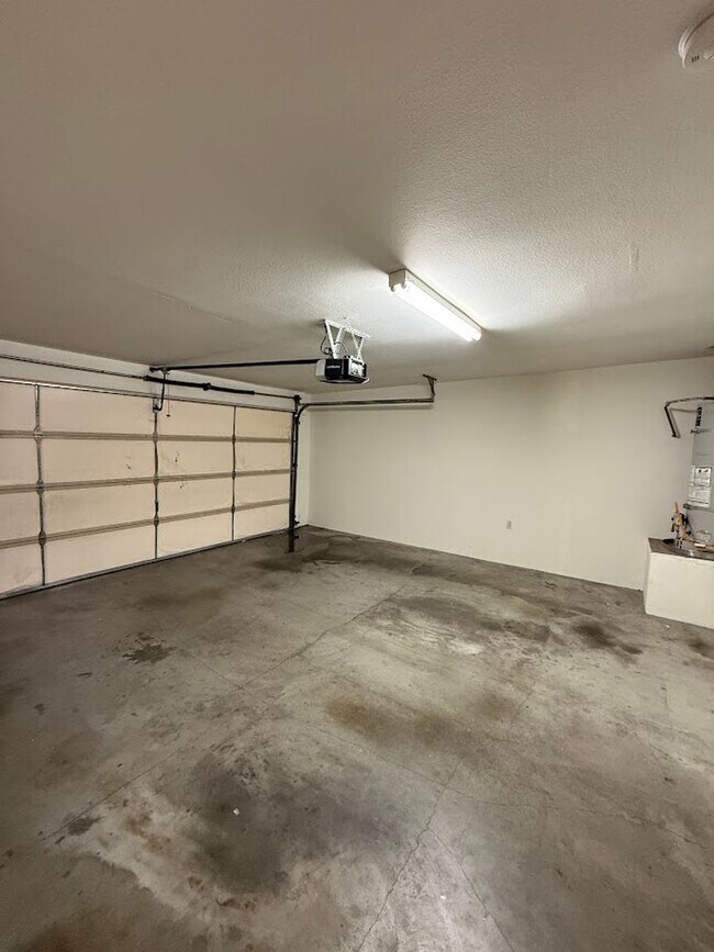 Building Photo - Beautiful 3 Bedroom 2 1/2 Bathroom Granada Hills Townhouse! Must See! Ready For Move-In!