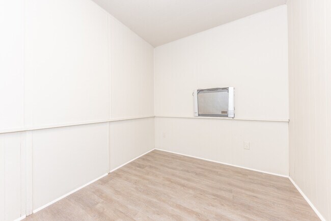 Building Photo - 909 E Ann St