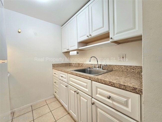 Building Photo - 613 Lyndhurst St