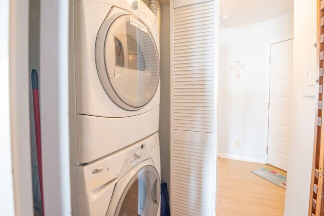 Building Photo - COZY AND QUAINT FURNISHED OFF-SEASON WINTER GETAWAY