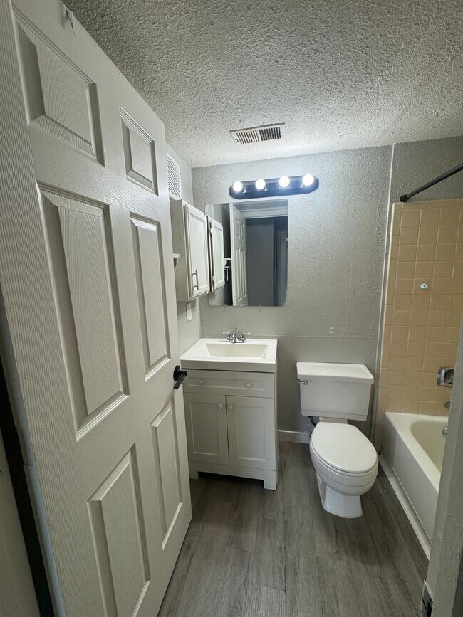 Building Photo - Studio Apartment in the Sable Cove Condominiums Community!  **Move-In Specia**