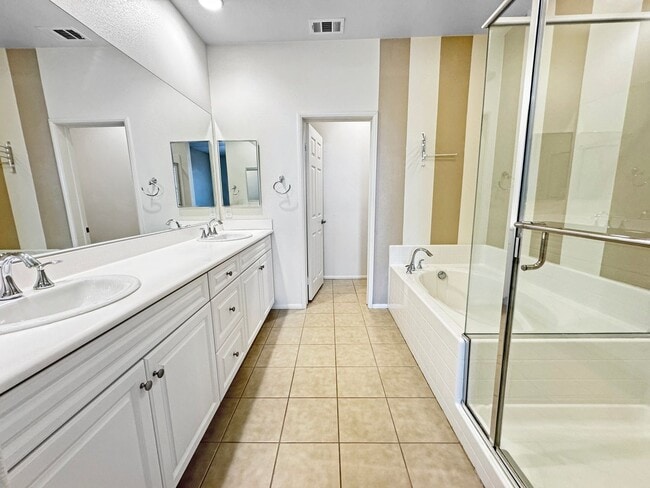 Building Photo - Spacious 3Bd/3.5Ba Home With All Primary B...