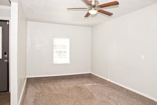 Building Photo - 216 S Bristow Ave