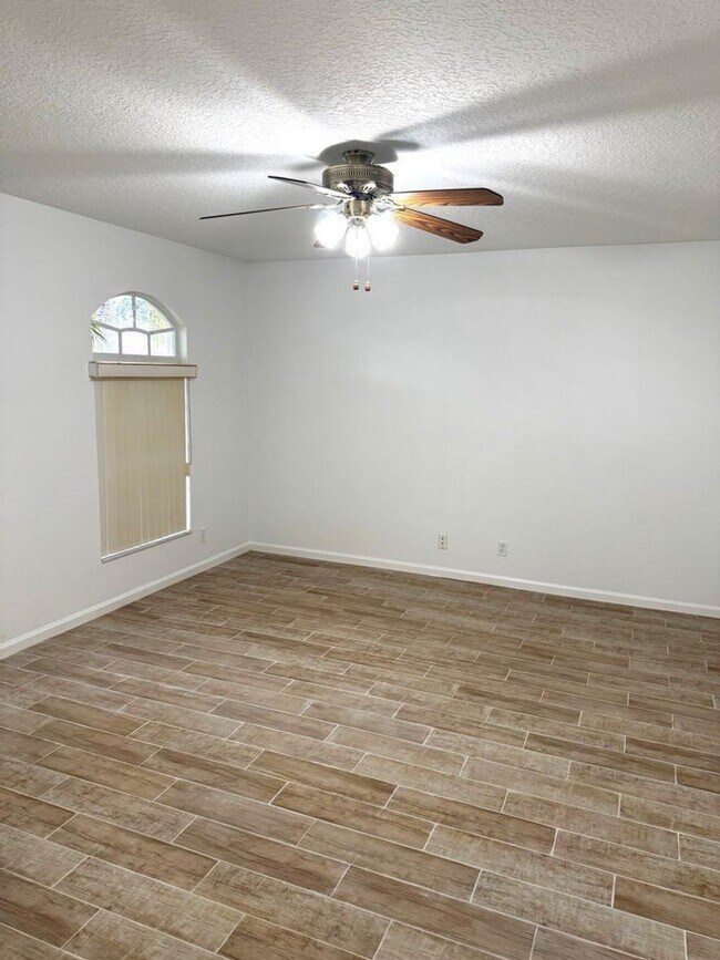 Building Photo - 106 Pepper Tree Cres