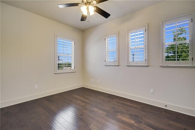 Building Photo - 2207 Pasadena Dr