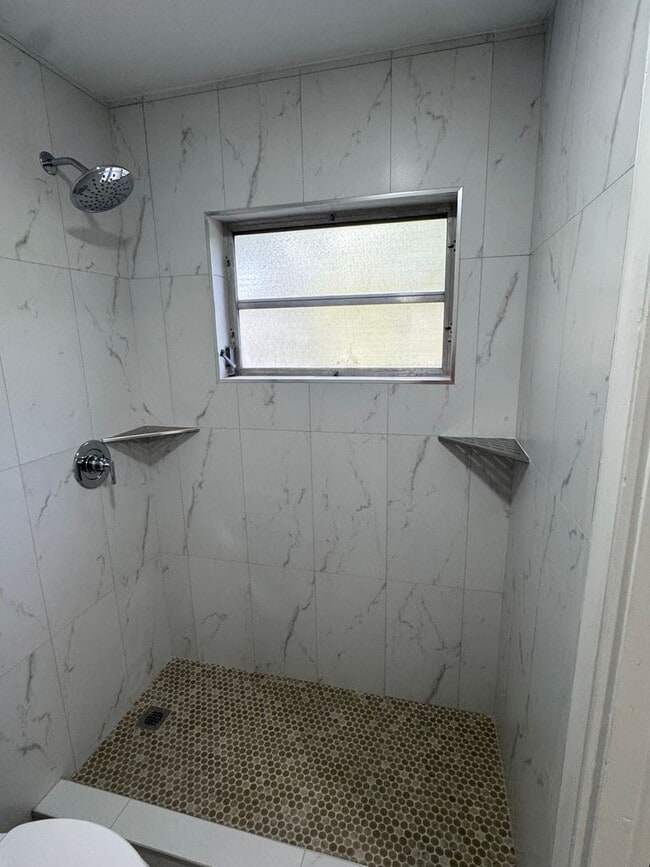Building Photo - 3 Bedroom , 2 Bath home with office!