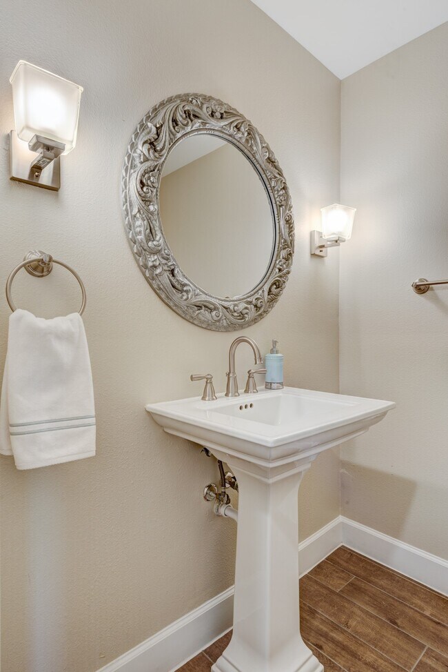 Building Photo - 5869 Valley Forge Dr