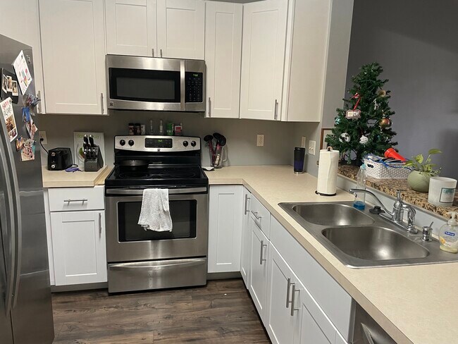 Building Photo - 423 Twin Lakes Ln