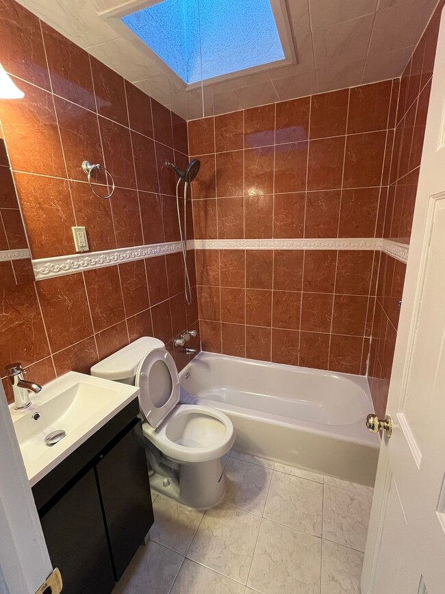 Building Photo - Freshly Renovated Row Home with Beautiful ...