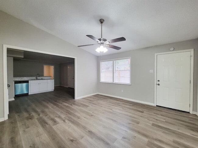 Building Photo - 405 Silver River Dr