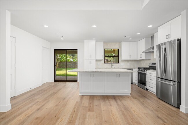 Building Photo - 9606 Pine Lake Dr