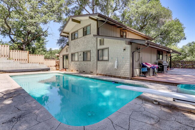Building Photo - 2820 Greenway Dr
