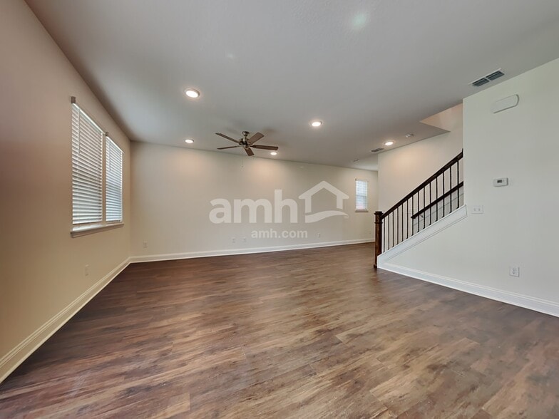 Building Photo - 559 Onate Cir