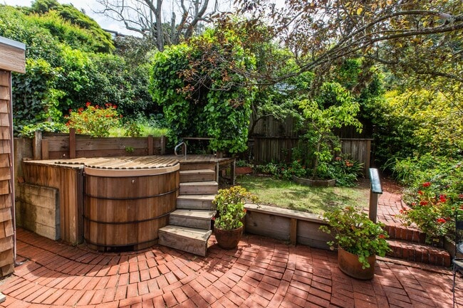 Building Photo - Mid Century Beauty in the Heart of the Banana Belt