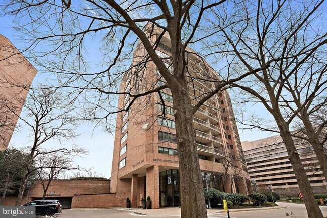 Building Photo - 1805 Crystal Dr