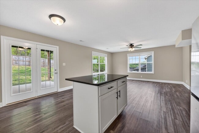 Building Photo - Pet Friendly Three Bedroom!