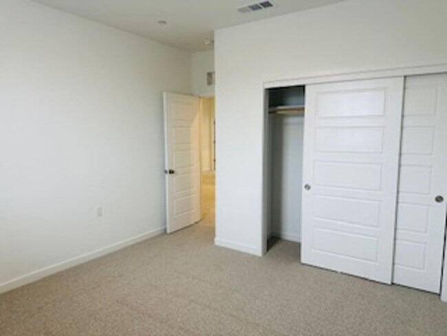 Building Photo - $500 Move In Bonus $2,650 Plum Tree 3 Bd + flex Home, Solar Panels & Battery, NEW Build - Clovis ...