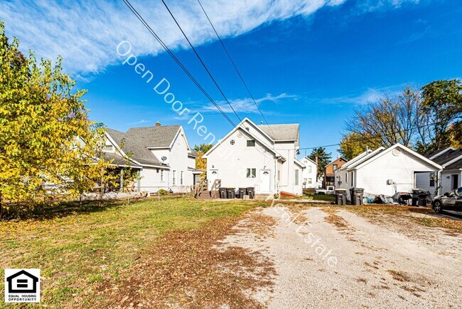 Building Photo - 733 3rd St