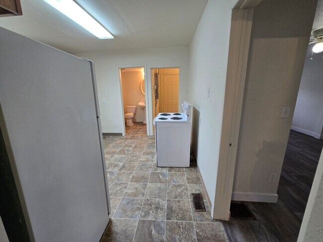 Building Photo - Northside Spokane! Available Now! Move In Special!!