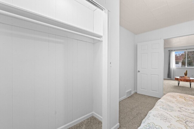 Building Photo - 420 E Sanson Ave