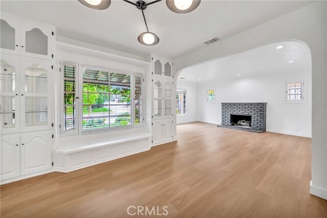 Building Photo - 546 S Beachwood Dr
