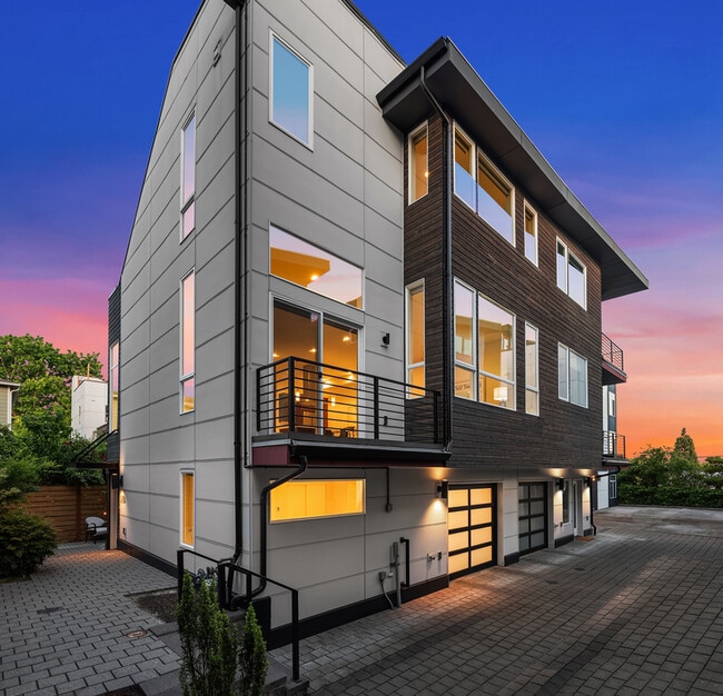 Building Photo - 818 25th Ave S